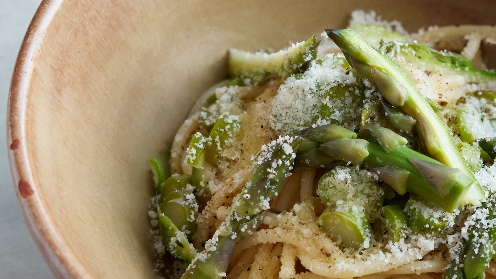 La recette des linguine aux asperges burrata fumée et ail des ours