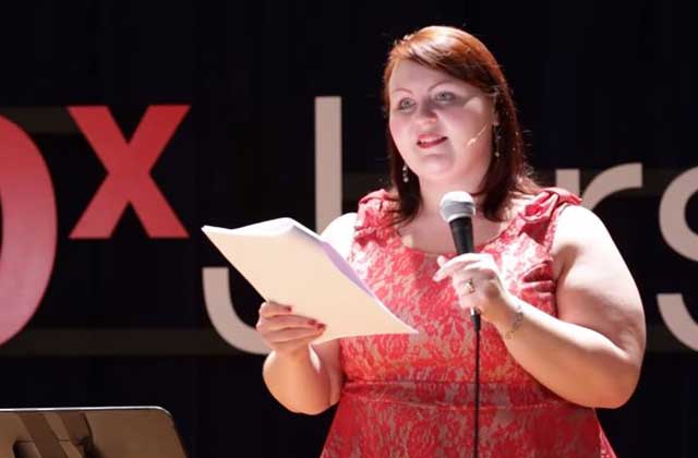 Effeuiller Ses Complexes Le Ted Talk Inspirant De Lillian Bustle Danseuse Burlesque 