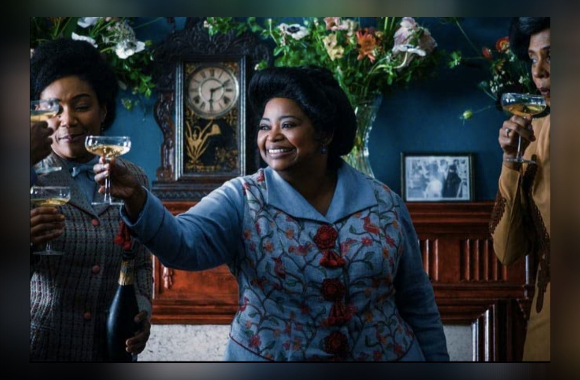 "Madame C.J. Walker célébrant au champagne un succès professionnel avec d'autres femmes"