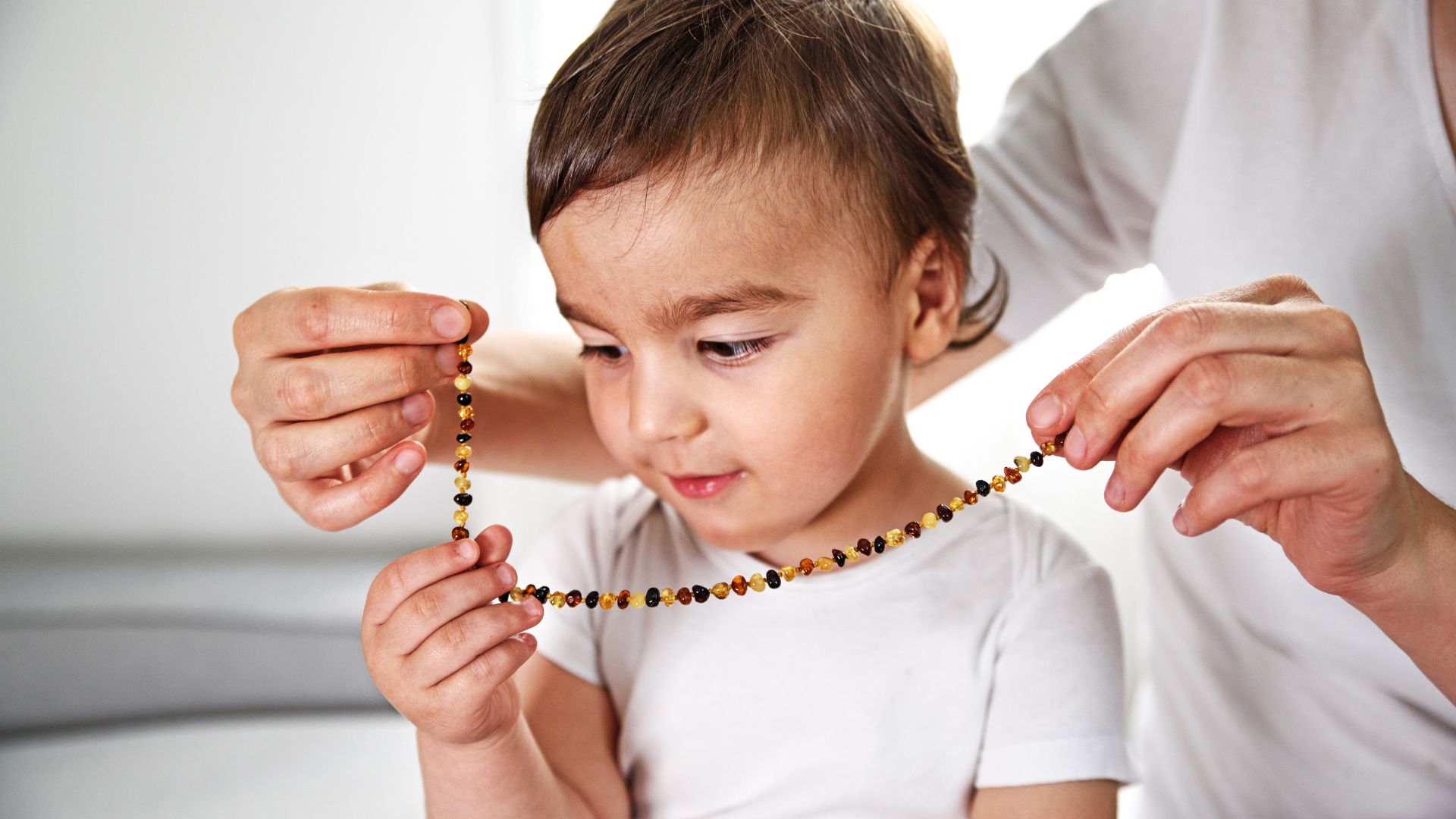 Le collier d'ambre quand bébé a mal aux dents : est-ce que ça marche ?