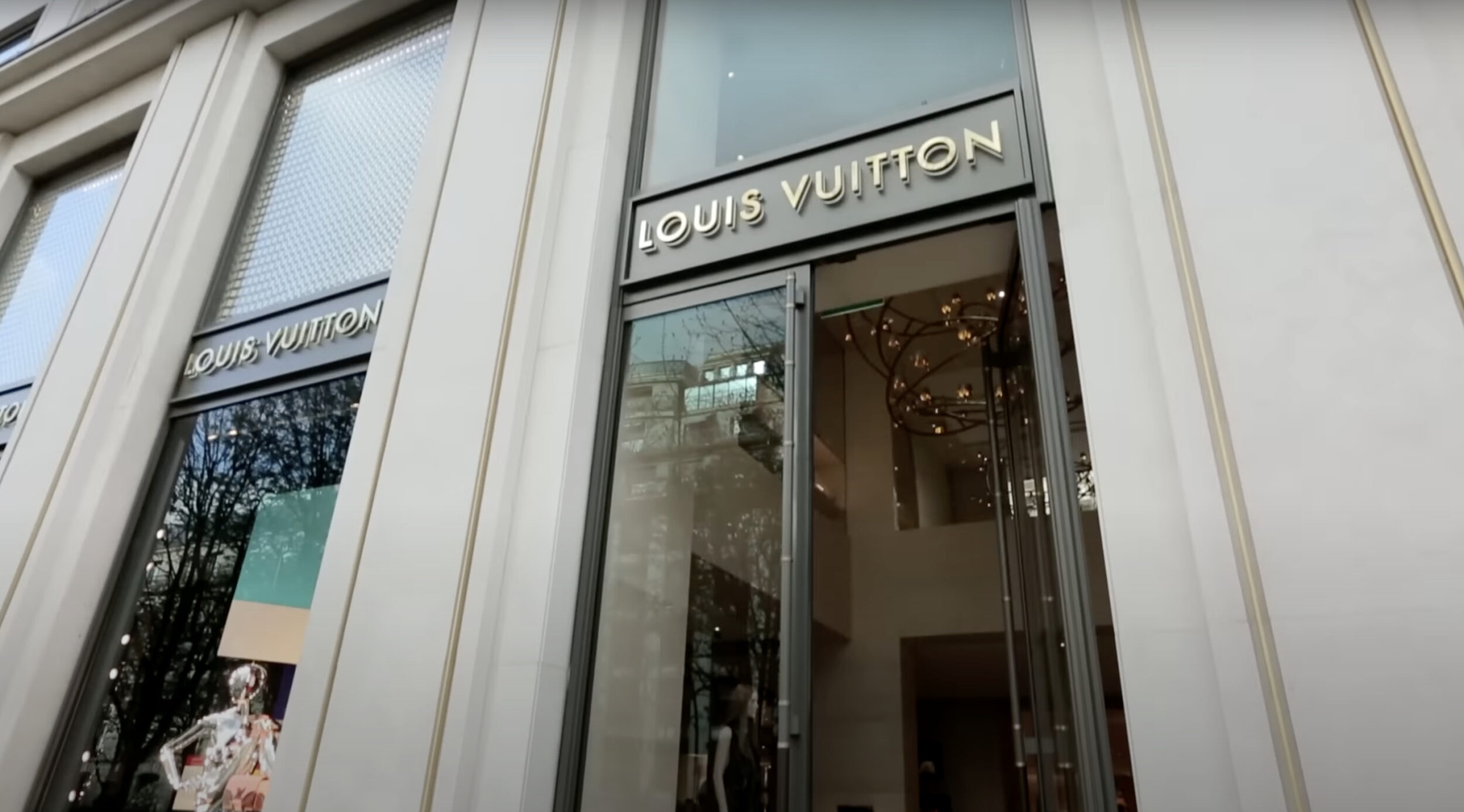 Une foule de manifestants s'introduit au siège de LVMH, “le luxe pris pour  cible”