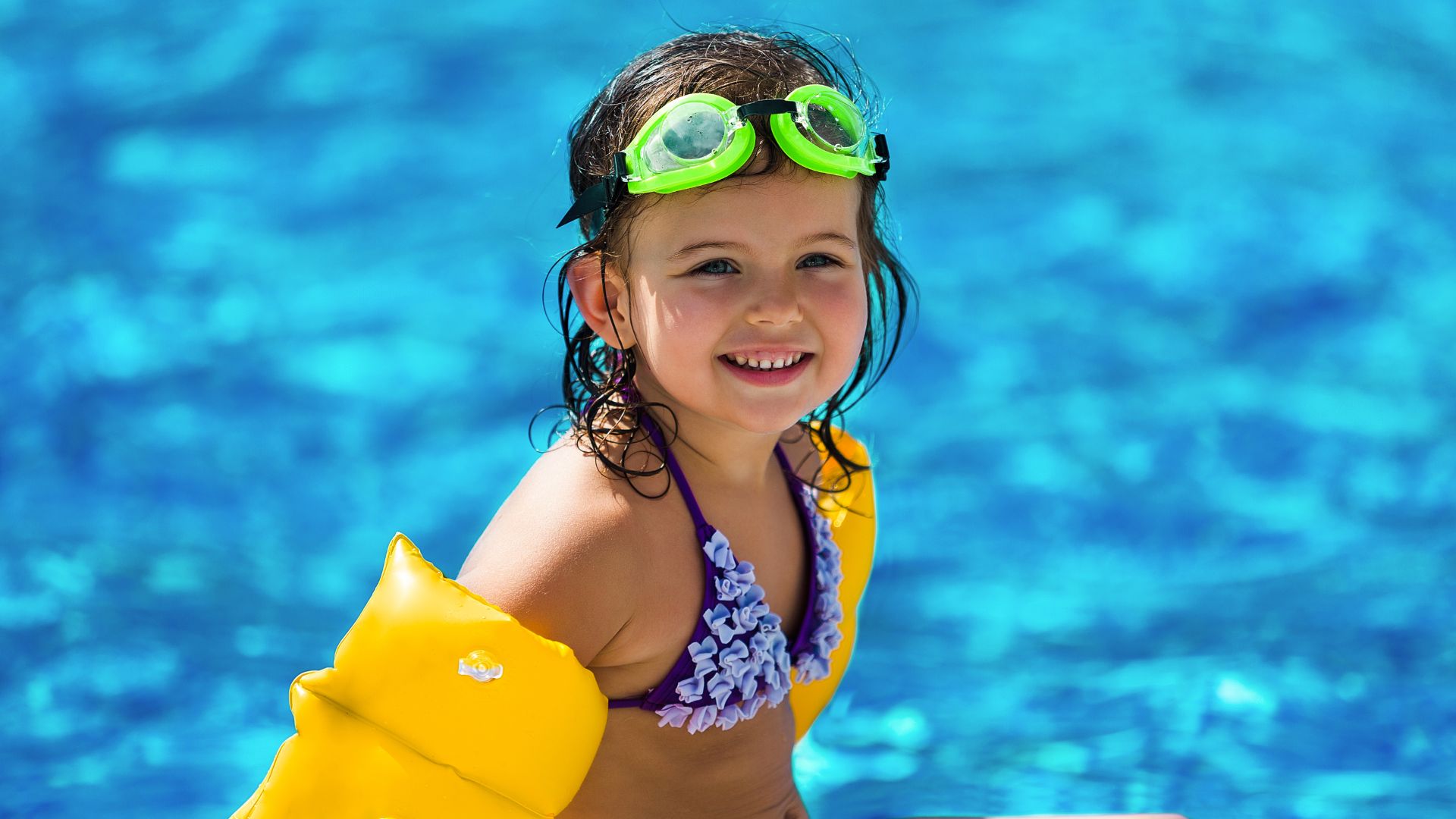 À la piscine ou en mer, mieux vaut des maillots de bain fluo pour la  sécurité de vos enfants contre les noyades - Madmoizelle