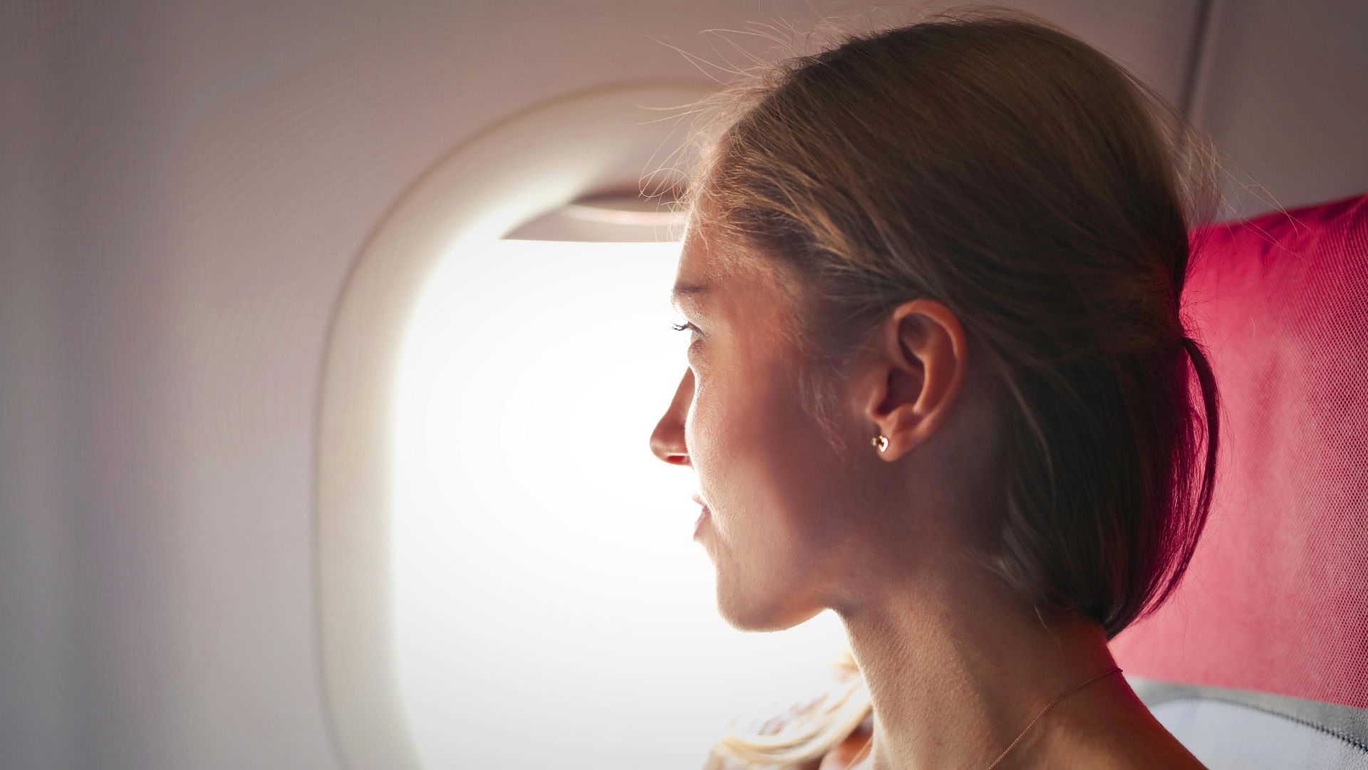 Chaque fois qu'on s'apprête à prendre l'avion, c'est toujours la même chanson : il fait très froid à bord, qu'importe la compagnie aérienne et/ou la destination. Mais comment l'expliquer ?